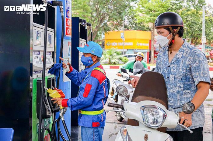 Giá xăng giảm gần 6.000 đồng/lít, xăng RON95 về mức 24.300 đồng